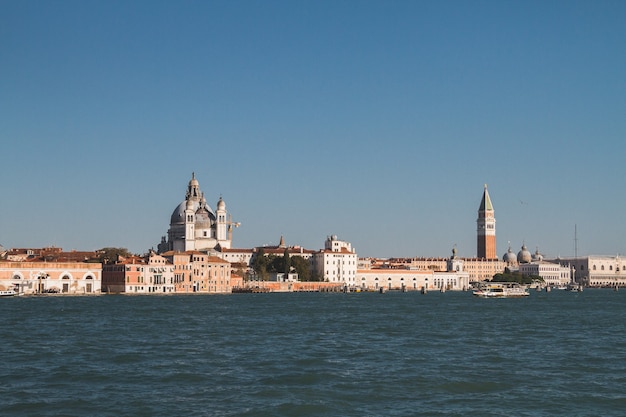 Bella ripresa di edifici in lontananza nei canali di Venezia