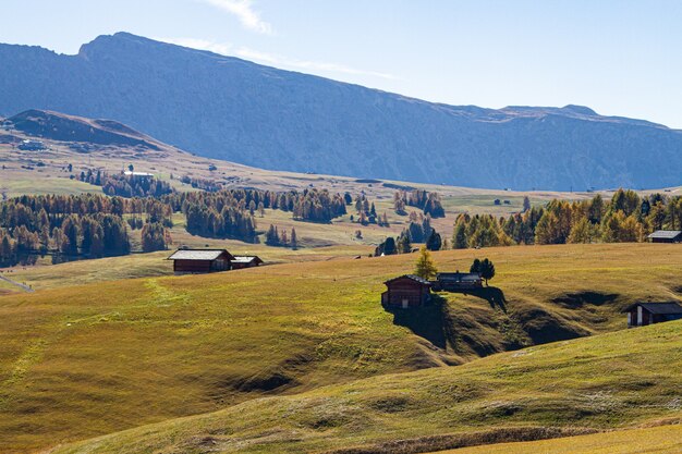 Bella ripresa di edifici su una collina erbosa in dolomia Italia