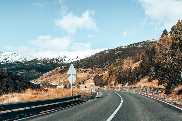 Bella ripresa di strada attraverso le montagne di Andorra e piccoli villaggi