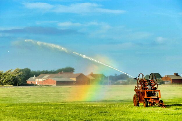 Bella ripresa di un arcobaleno che si forma da un irrigatore d'acqua