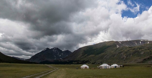 Bella ripresa di un campeggio e delle montagne che lo circondano in una giornata nuvolosa