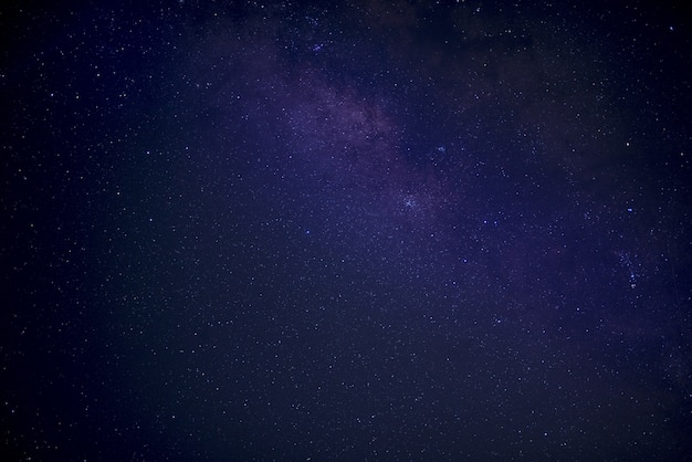 Bella ripresa di un cielo blu e viola pieno di inizi