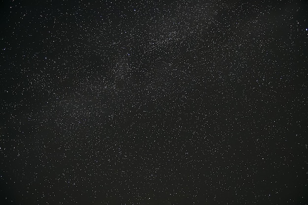 Bella ripresa di un cielo notturno stellato