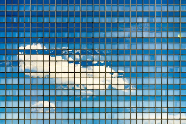 Bella ripresa di un edificio moderno blu con vetrate perfette per architetture