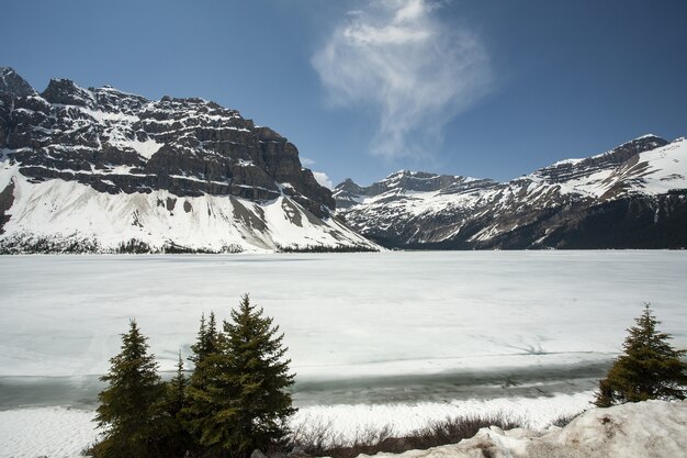 Bella ripresa di un lago Hector ghiacciato nelle Montagne Rocciose canadesi