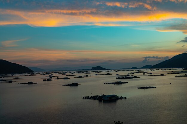 Bella ripresa di un mare con edifici sull'acqua in Vietnam