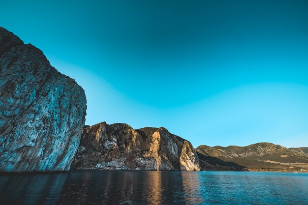 Bella ripresa di un mare con scogliere