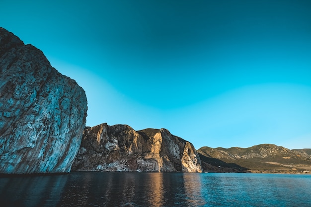 Bella ripresa di un mare con scogliere