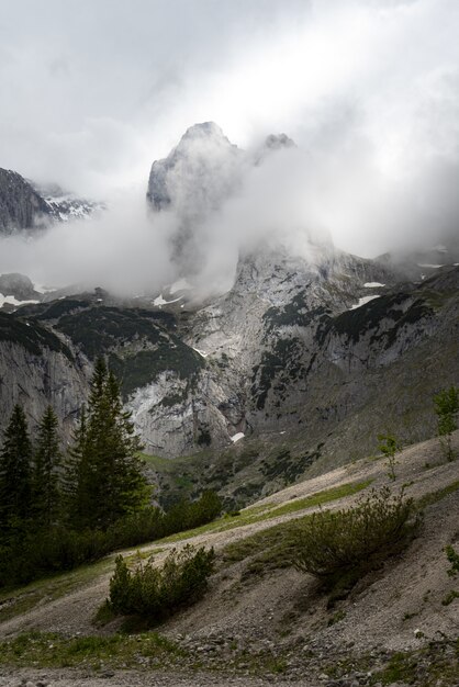 Bella ripresa di un paesaggio di montagna a Wetterstein, in Germania