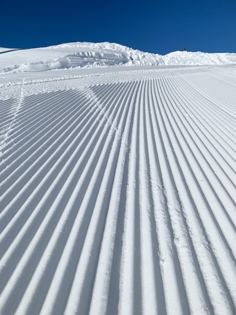 Bella ripresa di un paesaggio montano innevato con linee perfette