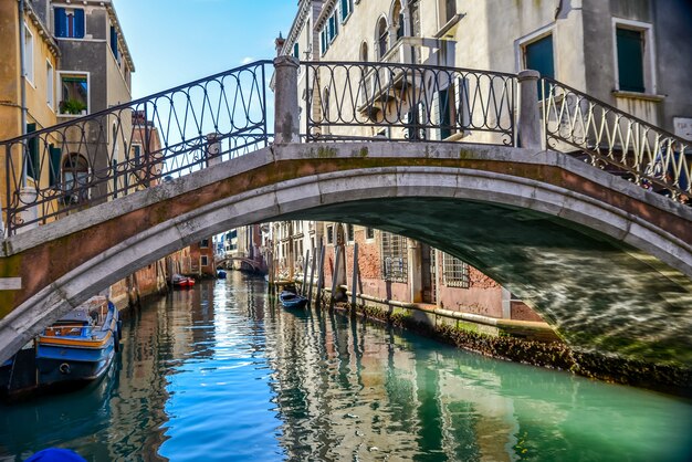 Bella ripresa di un ponte che attraversa il canale di Venezia, Italia