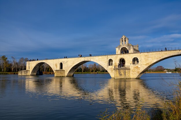 Bella ripresa di un ponte di Avignone in Francia con un cielo blu