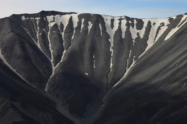 Bella ripresa di una catena montuosa alta ricoperta di neve in Alaska