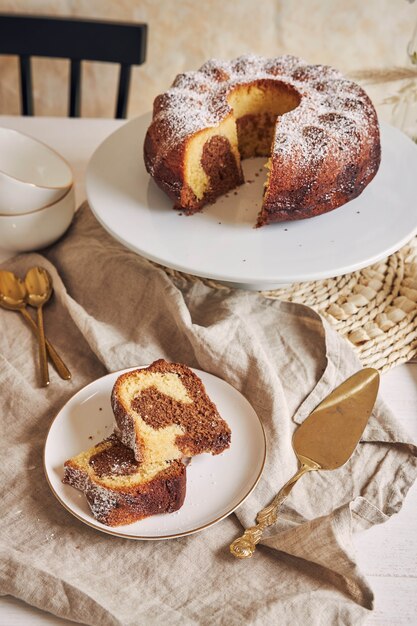 Bella ripresa di una deliziosa torta ad anello messa su un piatto bianco