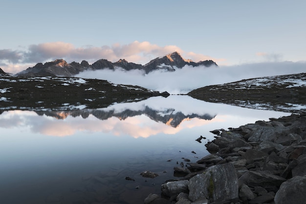 Bella ripresa di una montagna che si riflette nel fiume