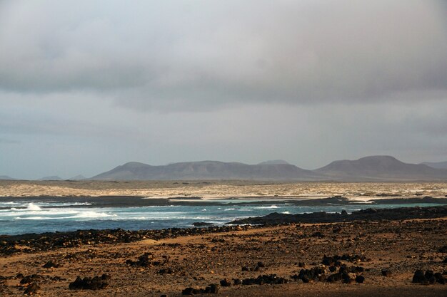 Bella ripresa di una spiaggia rocciosa durante la tempesta a Fuerteventura. Spagna