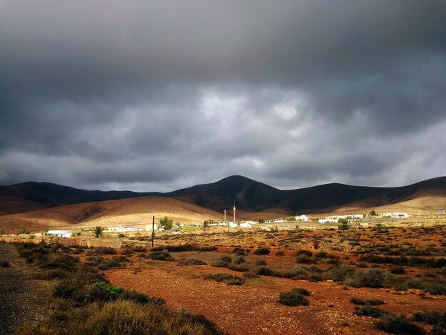 Bella ripresa di una valle secca con colline in ombra a Fuerteventura, in Spagna.