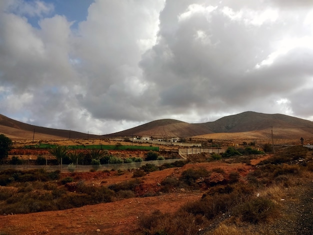Bella ripresa di una valle secca durante tempo nuvoloso a Fuerteventura, Spagna.