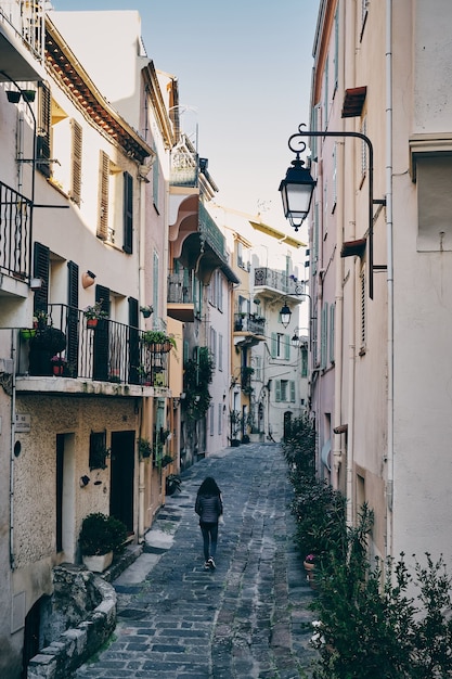 Bella ripresa di una vecchia strada della città di Suquet, Cannes, Francia