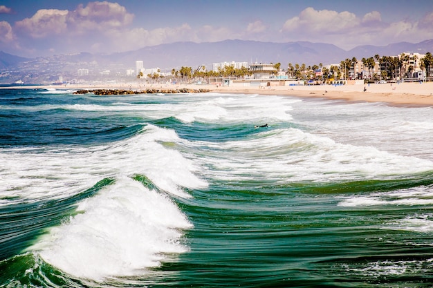 Bella ripresa di Venice Beach con onde in California