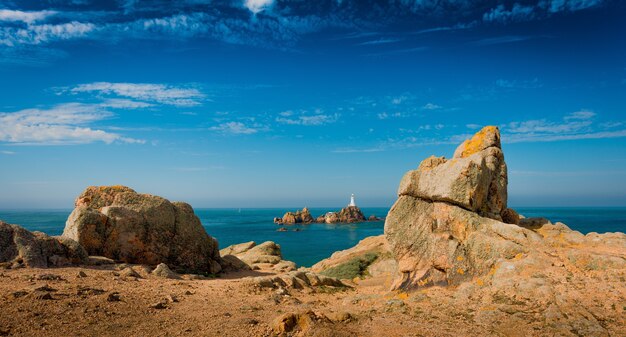 Bella ripresa panoramica di scogliere con un mare calmo