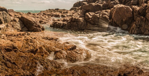 Bella ripresa panoramica di scogliere e rocce con mare