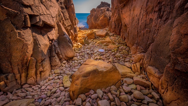 Bella ripresa panoramica di scogliere e rocce con mare