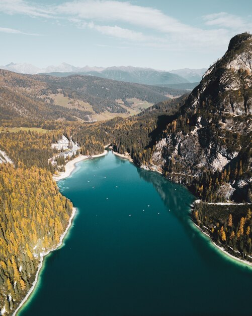 Bella ripresa verticale del Parco naturale di Fanes-Sennes-Braies Prags, Italia