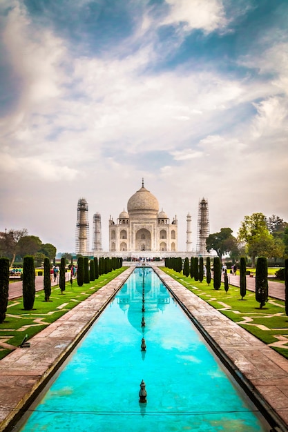 Bella ripresa verticale del Taj Mahal edificio ad Agra India sotto un cielo nuvoloso