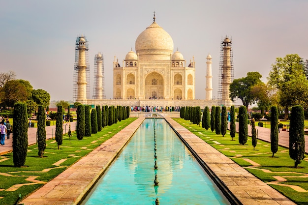 Bella ripresa verticale dell'edificio Taj Mahal ad Agra India sotto un cielo limpido