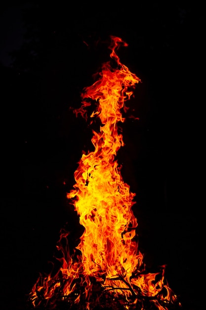 Bella ripresa verticale di un grande fuoco ardente di notte