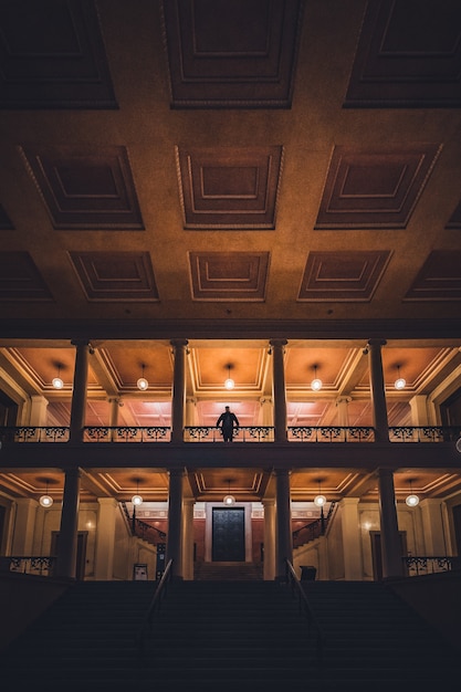 Bella sala con una silhouette maschile in piedi su una scala