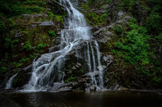 Bella scena della cascata tra le rocce di Flood Falls Hope in Canada