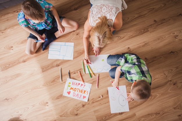 Bella scena familiare della madre che disegna con i suoi bambini