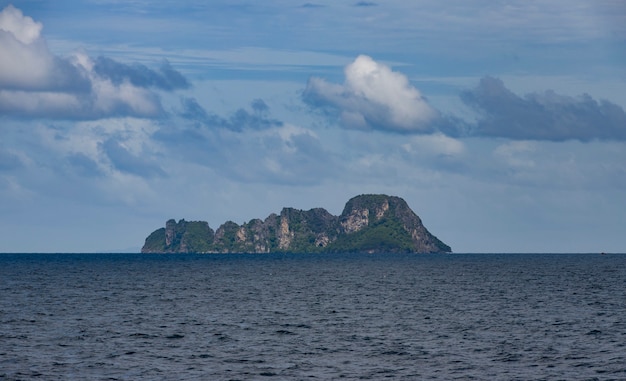 Bella scogliera rocciosa vicino al mare sotto il cielo nuvoloso scuro