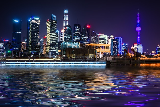 Bella skyline di Shanghai di notte, moderno sfondo urbano