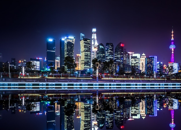 Bella skyline di Shanghai di notte, moderno sfondo urbano