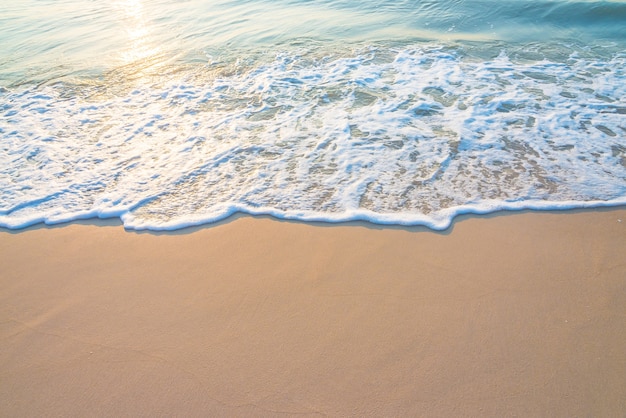 Bella spiaggia con sole riflesso