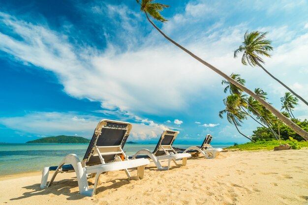 Bella spiaggia tropicale e mare con palme da cocco e sedia in isola paradiso