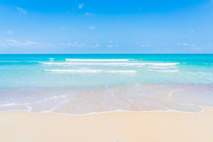 Foto gratuito bella spiaggia tropicale mare oceano con nuvole bianche e sfondo blu cielo per viaggio vacanza viaggio