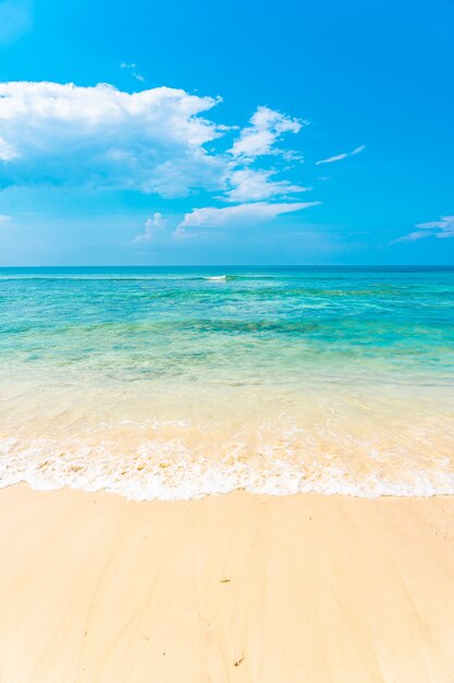 Bella spiaggia tropicale vuota mare oceano con nuvola bianca su sfondo blu cielo