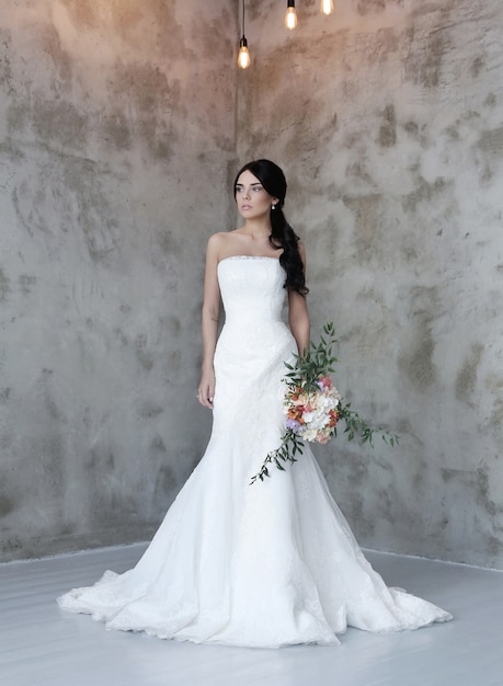 Bella sposa con abito bianco