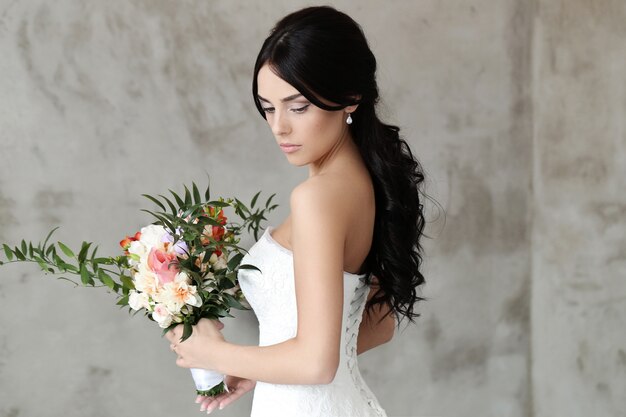 Bella sposa con abito bianco