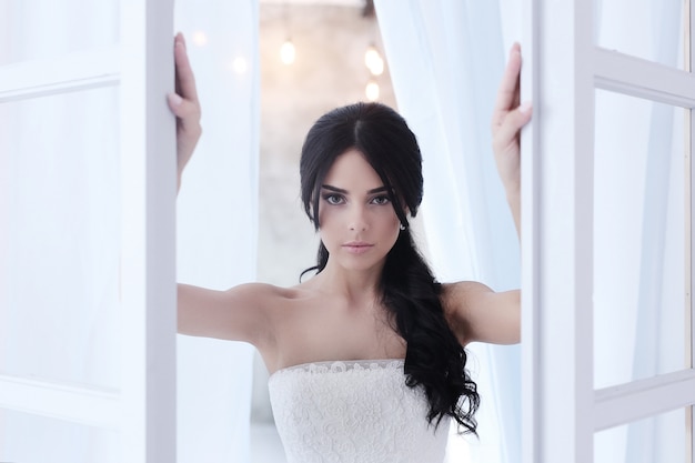 Bella sposa con abito bianco