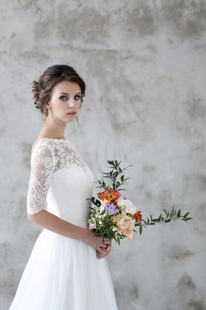 Bella sposa con abito bianco