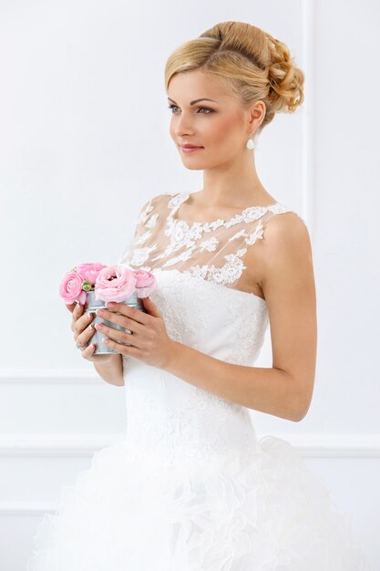 Bella sposa con bouquet