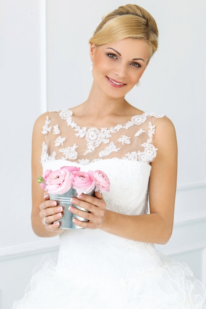 Bella sposa con bouquet