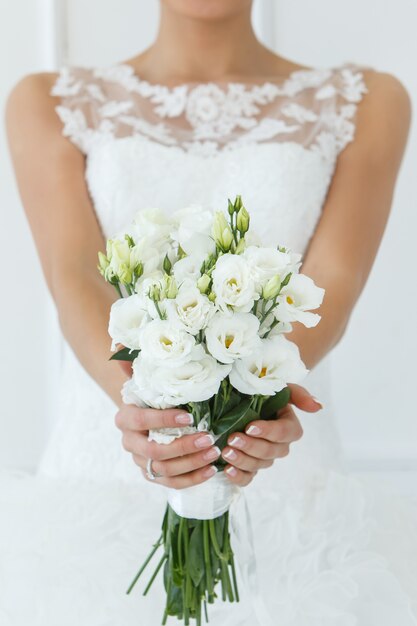 Bella sposa con bouquet