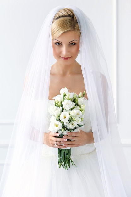 Bella sposa con bouquet