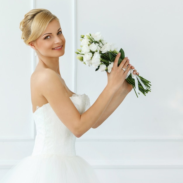 Bella sposa con bouquet